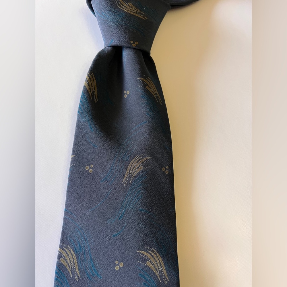 Saks Fifth Avenue Blue and Gold Patterned Tie